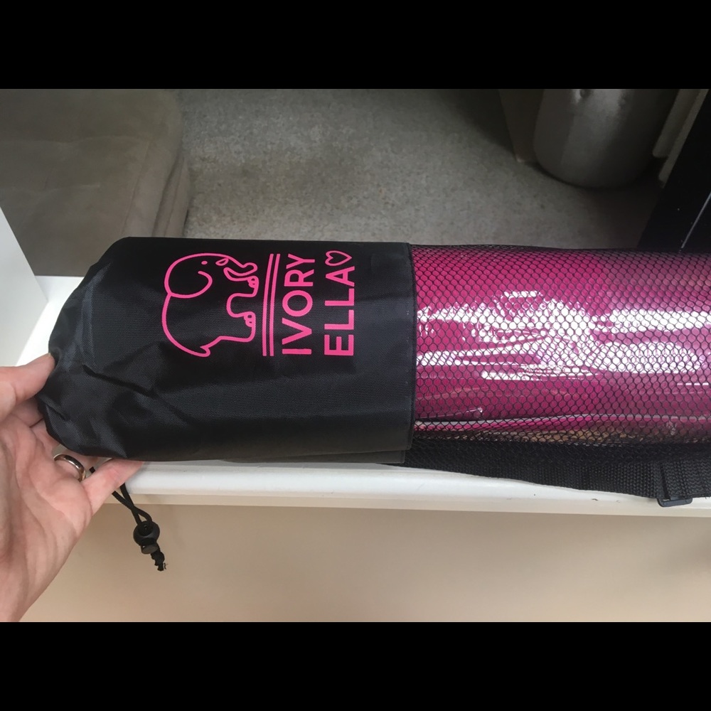 NEW!!!  Ivory Ella Yoga Mat set.  Includes bag.